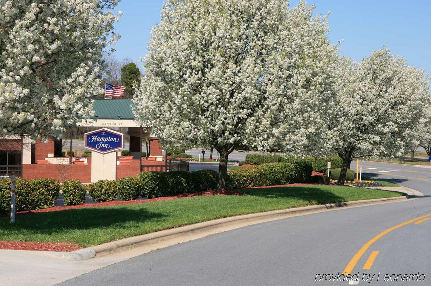 Hampton Inn Greensboro Airport Exterior foto